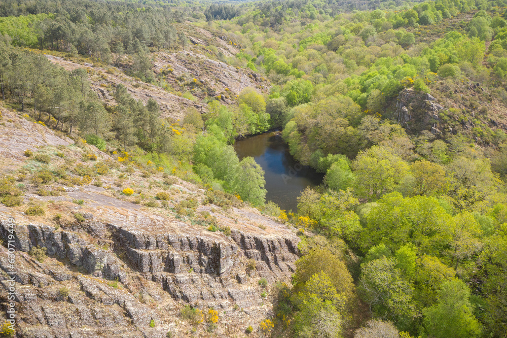 Obraz premium Le val sans retour en foret de Broceliande en Bretagne, departement du Morbihan, a cote du village de trehorenteuc
