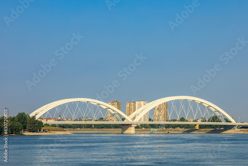  Straßen- und Eisenbahnbrücke Žeželjev most in Novi Sad, Serbien