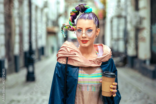 Cool funky young girl with piercing and crazy hair enjoy takeaway coffee on street – Hipster woman with trendy colorful avant-garde look having fun outdoor