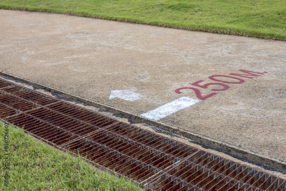 Obraz premium A low-angle, close-up view of red distance letters and white arrows.