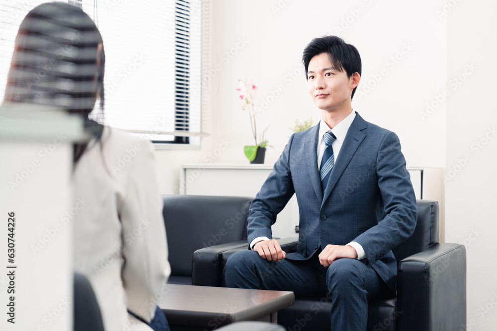 採用面接を受けるフレッシュな学生