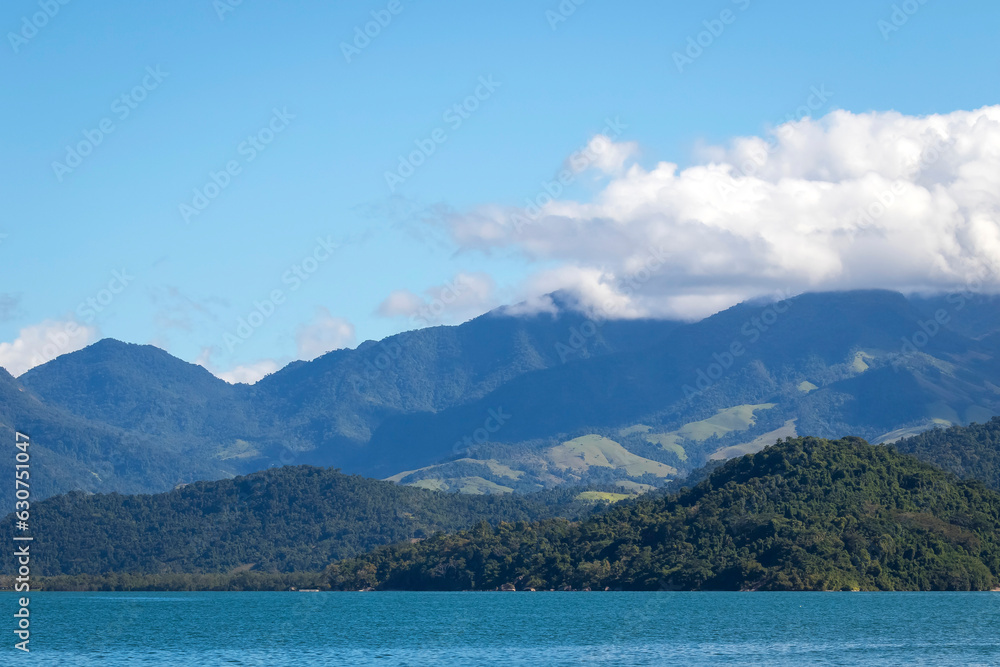 Montanhas a beira mar litoral Tropical