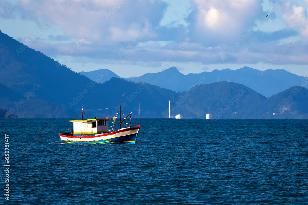 Barco de pesca no litoral do Brasil