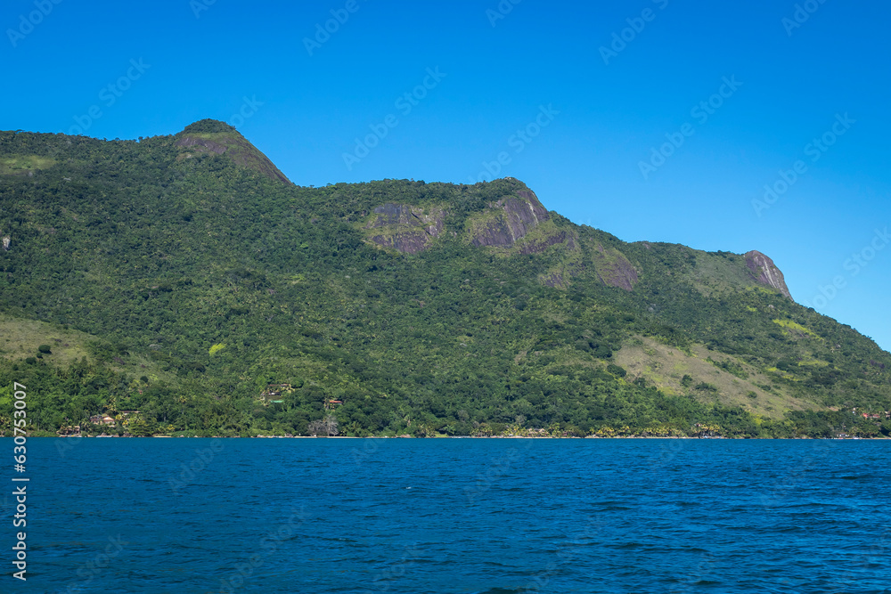 Ilhas e montanhas no litoral Atlantico