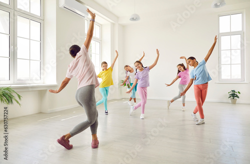 Print op canvas Group of kids having dance class