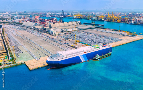 Photography Large cargo ships are docked at a large export warehouse in an industrial zone