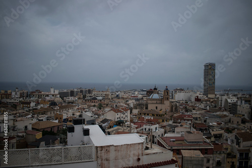 Panorámica de Alicante, España un día nublado.