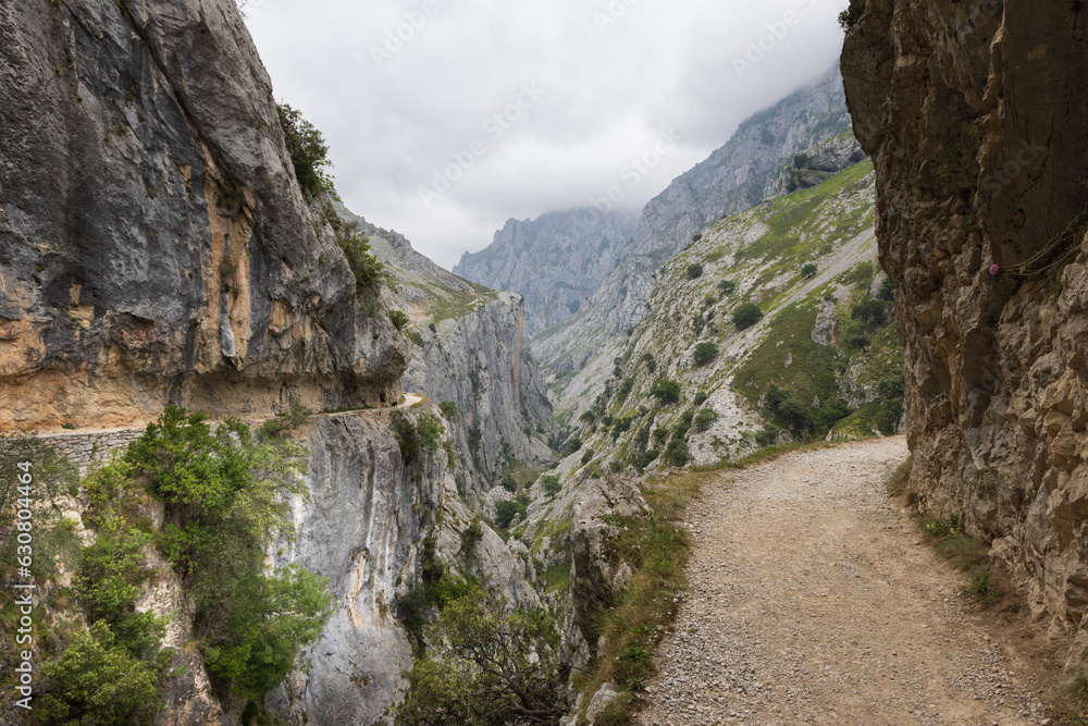 Jakobsweg, Spanien, In den Felsen geschlagener Wanderweg