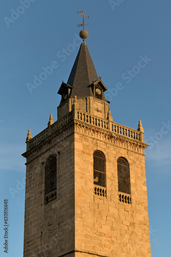 Plano de la torre con campanas de una iglesia, luz dorada del atardecer