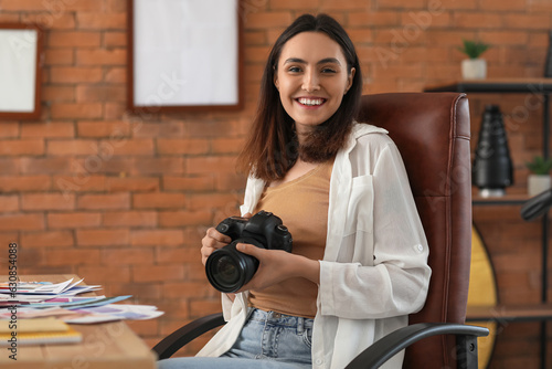 Female photographer with pr...