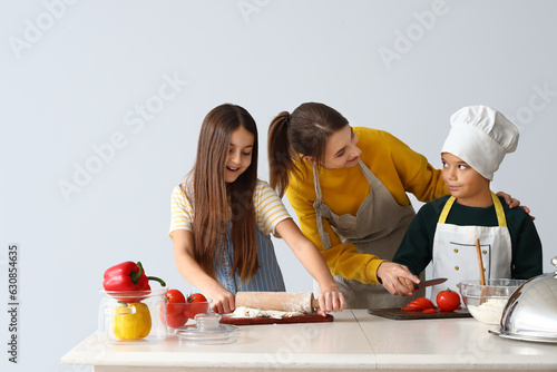 Female chef with little chi...