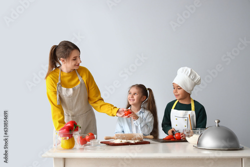 Female chef with little chi...
