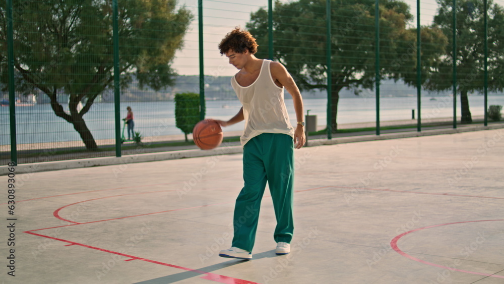 Φωτογραφία Sportive teen training playground alone