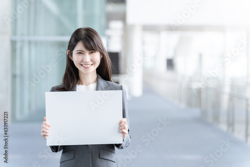 メッセージボードを持つビジネス女性