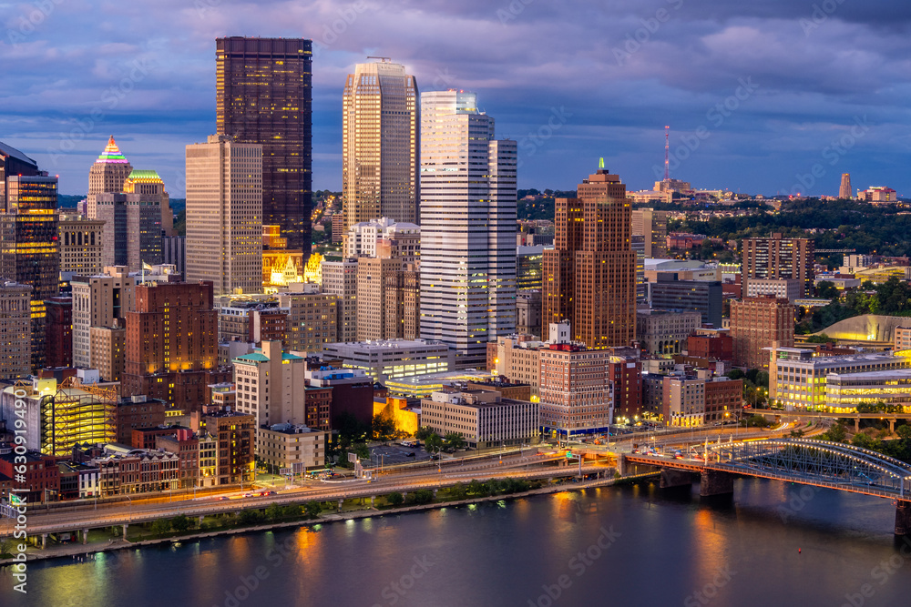 Naklejka premium Sunset view of Pittsburgh downtown from Grand View at Mount Washington