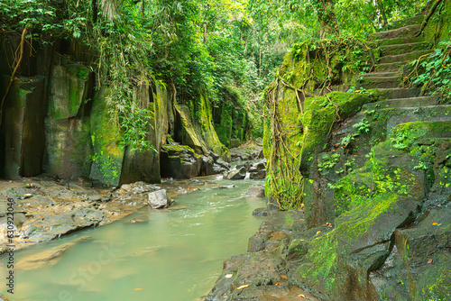 The beauty of the natural scenery of the stone walls and the freshness of the Kanto Lampo river water in the middle of the green wilderness