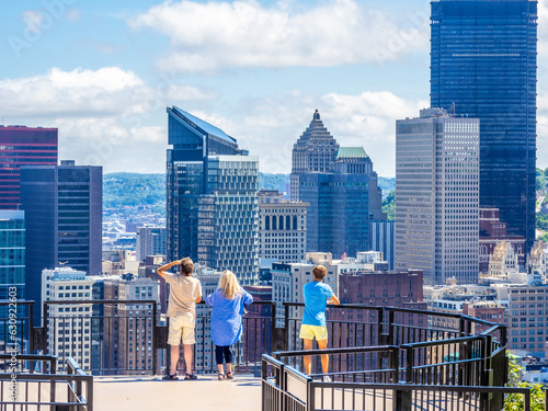 Canvas-taulu People at the observation deck of Grand View at Mount Wasington in Pittsburgh