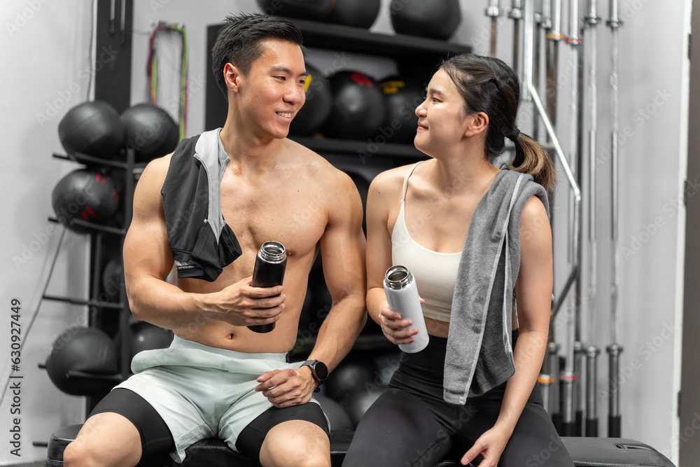 Asian men and women Have a strong body, good health, love to exercise. Asian men and women Have a strong body, good health, love to exercise.