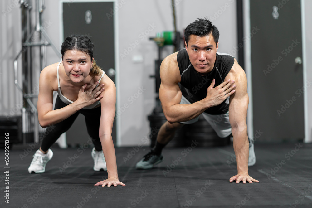 Fototapeta premium Asian men and women Have a strong body, good health, love to exercise.