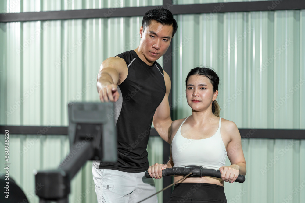 Obraz premium Asian men and women Have a strong body, good health, love to exercise.