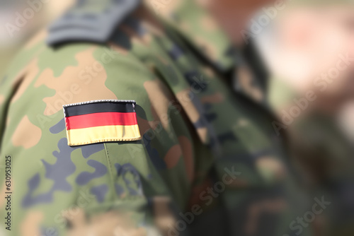 Nahaufnahme Uniform der Bundeswehr mit der deutschen Fahne photo