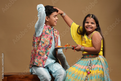 Fotografía Indian asian cute little kids celebrating Raksha Bandhan,Bhai Dooj
