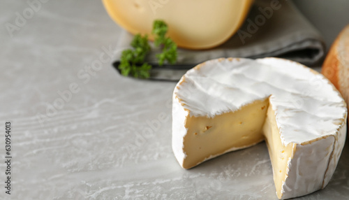 Quadro em tela Tasty brie cheese on light table, closeup