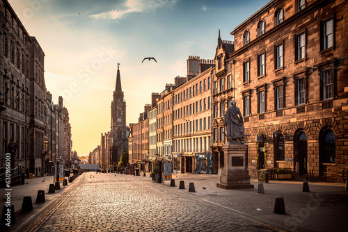 Fotografering The view of the Royal Mile and the Adam Smith Statue in the sunrise hours