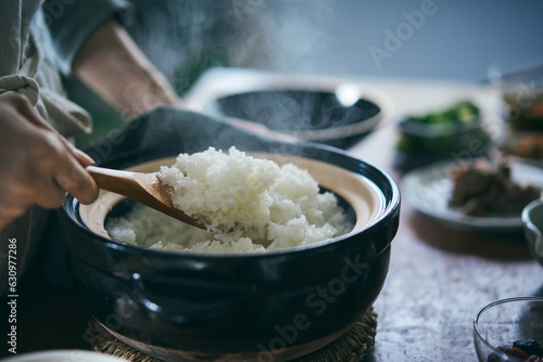 土鍋で炊いたご飯をしゃもじで混ぜる