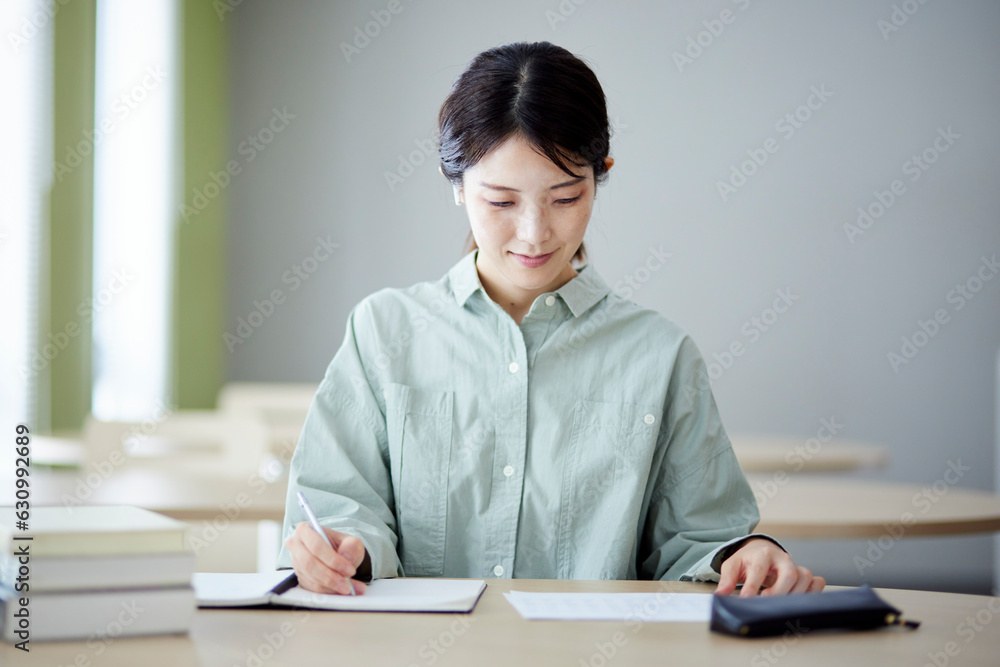 図書館にて勉強をする日本人の女性 図書館にて勉強をする日本人の女性