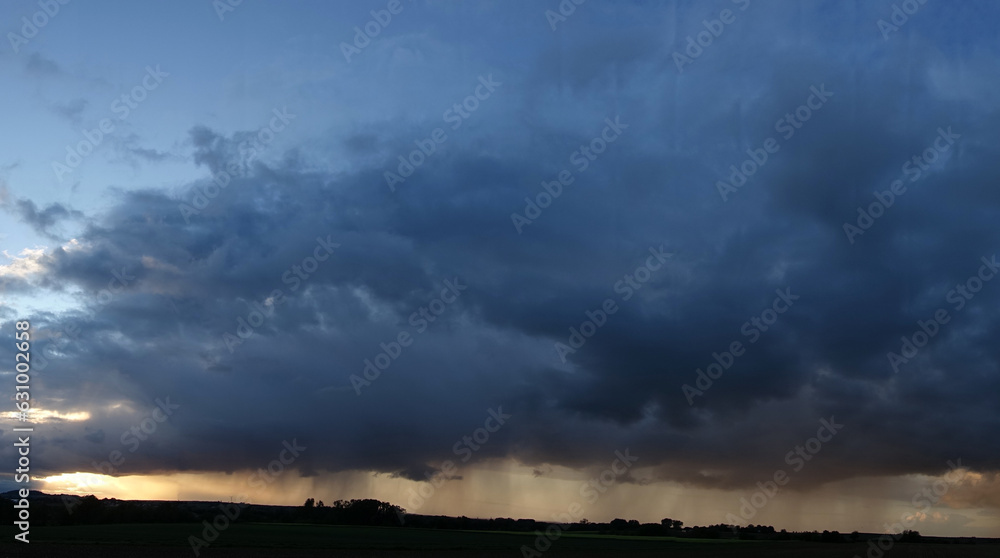 Fototapeta premium Wolkenhimmel vor einem Gewitter