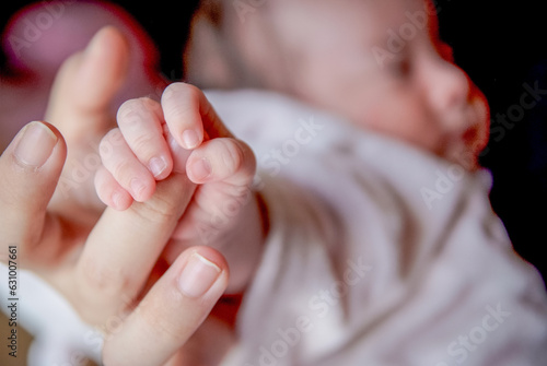 手を握る赤ちゃん