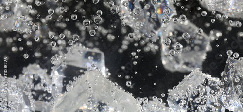 Cuadro en lienzo Soda water with ice cubes against dark background, closeup
