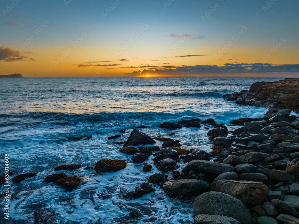 Obraz premium Sunrise over the ocean