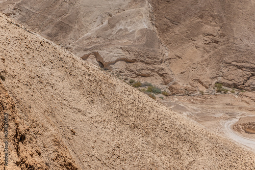 desierto de israel con vestigios de ruinas y marcas de agua