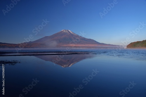 秋の山中湖より望む富士山