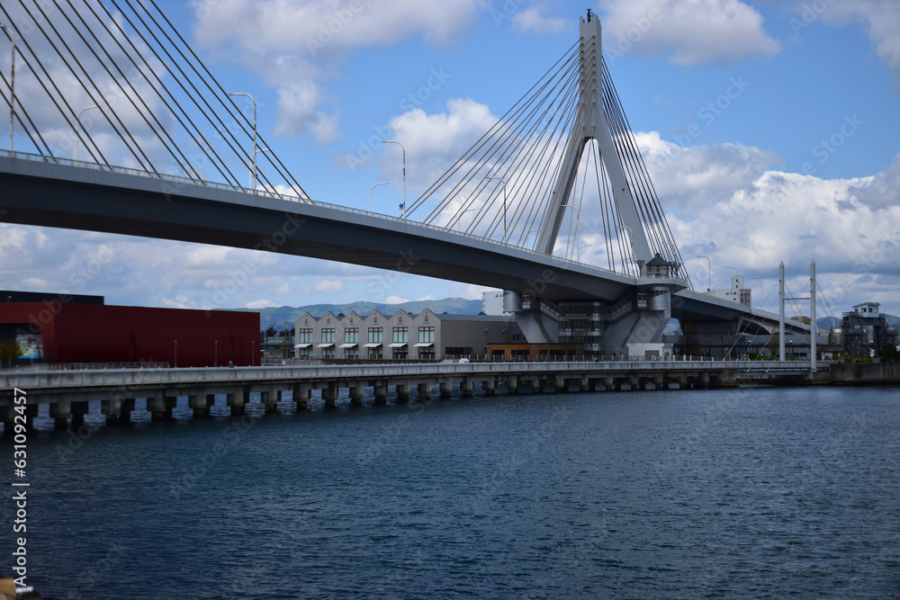 Fototapeta premium 青森港に架かる青森ベイブリッジ