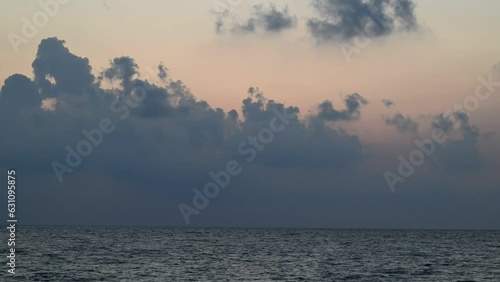 Sonnenuntergang mit schnell bewegenden Wolkentürmen