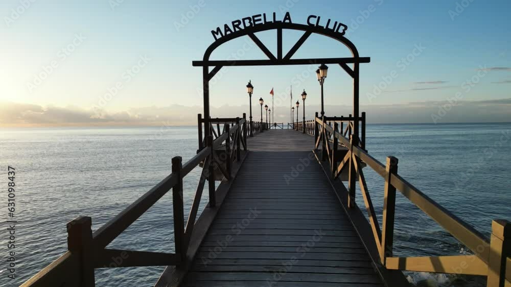 bonito embarcadero en una playa de la ciudad de Marbella en la Costa del Sol, España