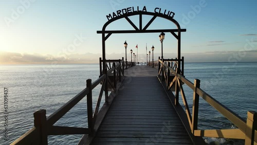 bonito embarcadero en una playa de la ciudad de Marbella en la Costa del Sol, España