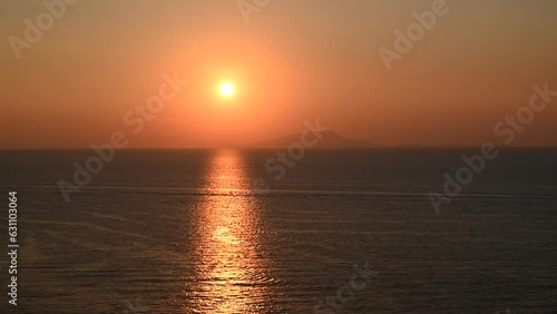 Sonnenuntergang hinter Insel wolkenloser Himmel photo