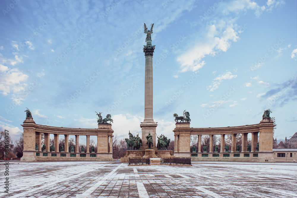 Obraz premium Heroes square in the morning in winter budapest