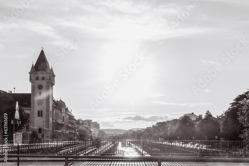 St  dtische Landschaft in Wien-Meidling schwarz-wei  