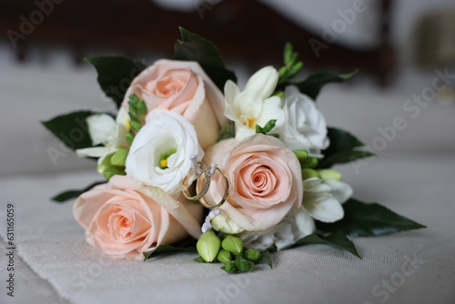 Alianças de casamento dispostas no bouquet da noiva © Nuno