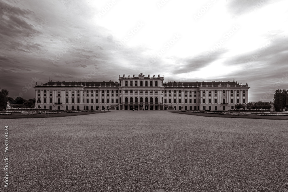 Schloss Schönbrunn im dramatischen Himmel schwarz-weiß