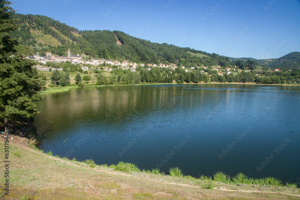 Le village ardéchois de Saint-Martial et son lac artificiel