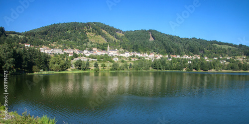 Panorama sur le village de saint-Martial en Ard  che dominant son lac