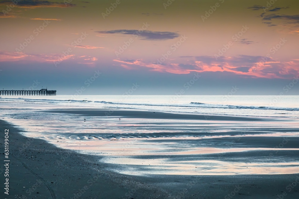 Obraz premium View of sea waves breaking beach during susnet