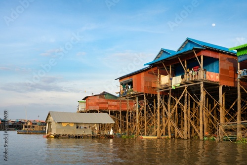 a building above water in Kompong Khleang floating village