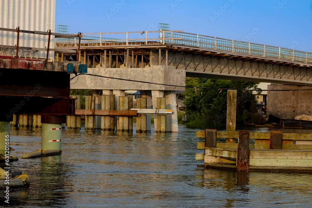 Naklejka premium View of buildings surrounded by a peaceful lake, providing a stunning visual landscape